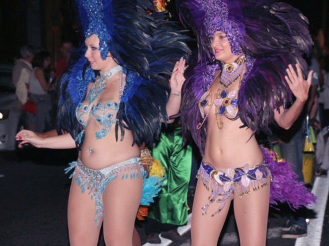 Marché de nuit à Saint-Denis<br>Sur des airs de samba... Marché de nuit à Saint-Denis<br>Sur des airs de samba...