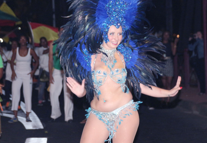 Marché de nuit à Saint-Denis<br>Sur des airs de samba... Marché de nuit à Saint-Denis<br>Sur des airs de samba...