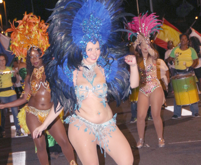 Marché de nuit à Saint-Denis<br>Sur des airs de samba... Marché de nuit à Saint-Denis<br>Sur des airs de samba...