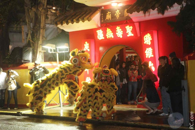Les lions vont pénétrer dans le temple, c'est le début des festivités Les lions vont pénétrer dans le temple, c'est le début des festivités