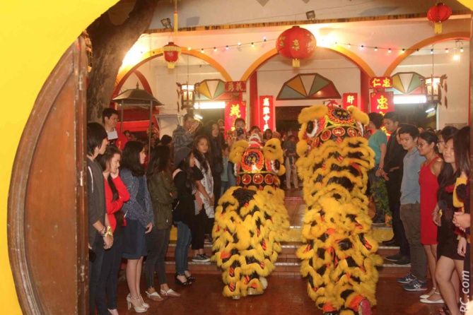 Les invités forment une haie d'honneur qui mène vers l'autel dédié à Guandi Les invités forment une haie d'honneur qui mène vers l'autel dédié à Guandi