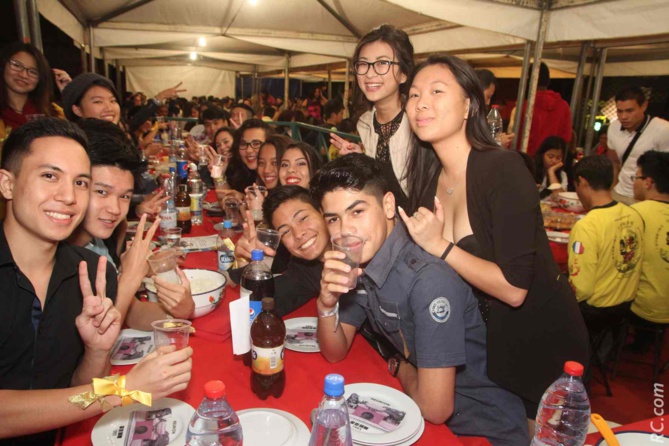 Le verre de l'amitié au moment de passer à table pour les nouveaux bacheliers Le verre de l'amitié au moment de passer à table pour les nouveaux bacheliers