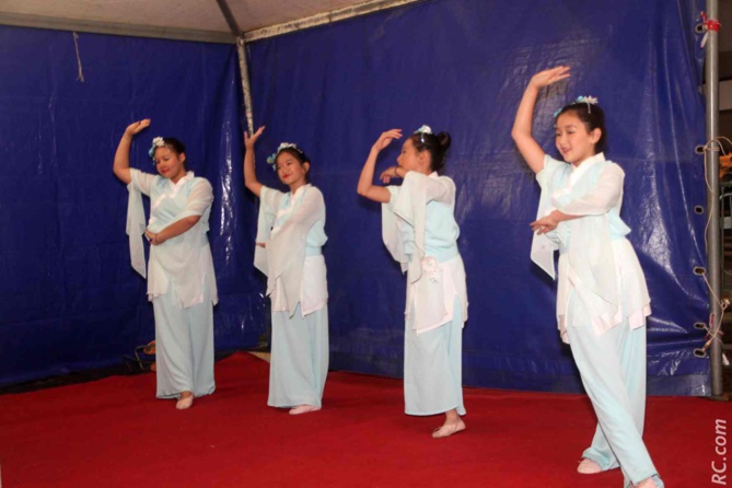 Danses traditionnelles par les ravissantes jeunes filles du Panthère-Club de Saint-Pierre Danses traditionnelles par les ravissantes jeunes filles du Panthère-Club de Saint-Pierre