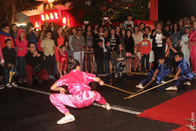 Démonstration d'arts martiaux devant le temple de la rue Marius et Ary Leblond Démonstration d'arts martiaux devant le temple de la rue Marius et Ary Leblond