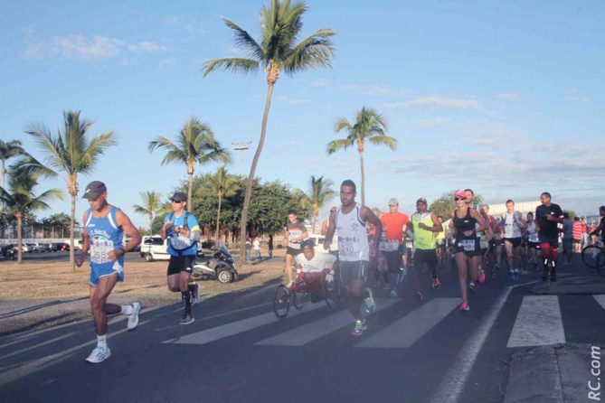 Départ du semi-marathon devant la piscine du Port Départ du semi-marathon devant la piscine du Port