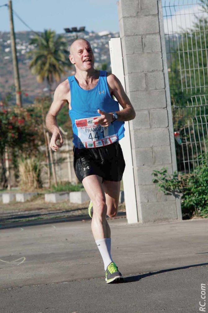 François Lebon entre victorieusement dans le stade olympique. Il a le sourire, il est en forme...