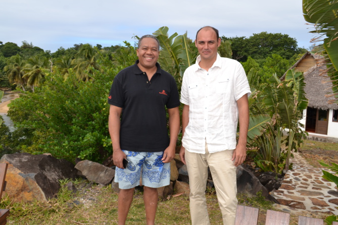 Roland Ratsiraka reste un Ministre simple et accessible. Ici sur le terrain lors d'une visite d'un hôtel à l'île Sainte-Marie avec le directeur de l'établissement