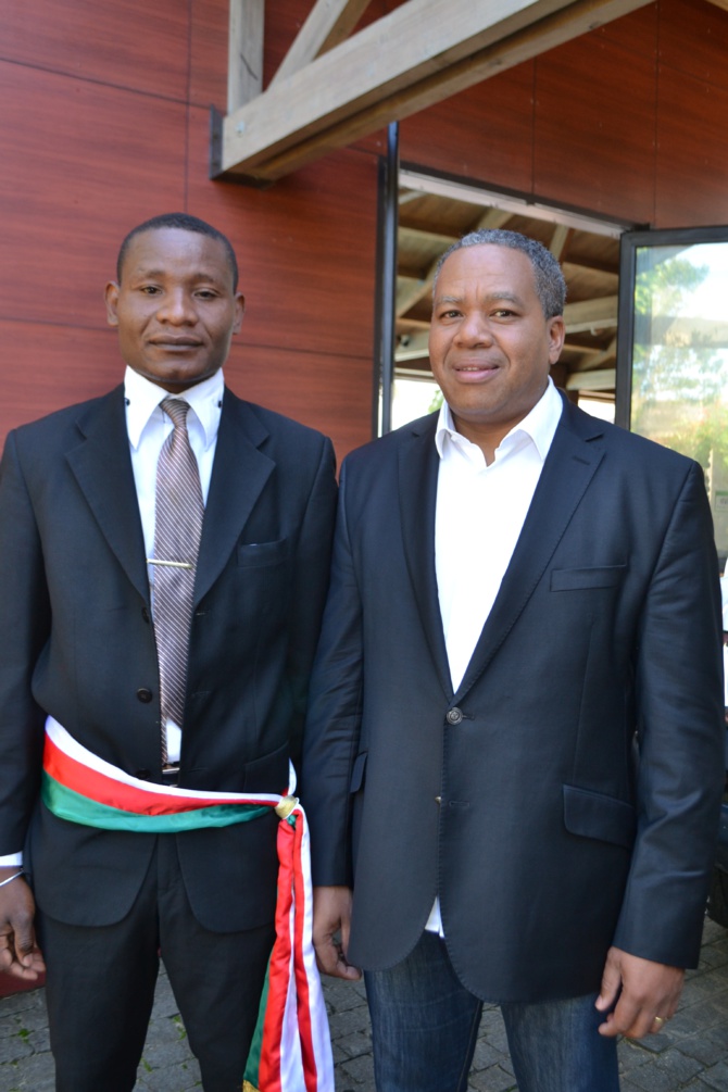 Le Ministre à l'île Saine-Marie avec un élu lors du Festival des Baleines