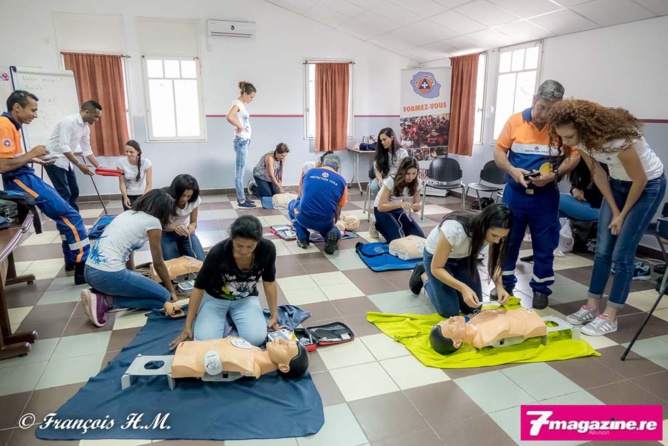 Miss Réunion 2016<br>Les candidates se forment au secourisme Miss Réunion 2016<br>Les candidates se forment au secourisme