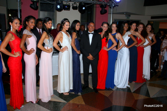 Jean-Louis Moutoussamy entouré des candidates de Miss Reunion 2016 Jean-Louis Moutoussamy entouré des candidates de Miss Reunion 2016