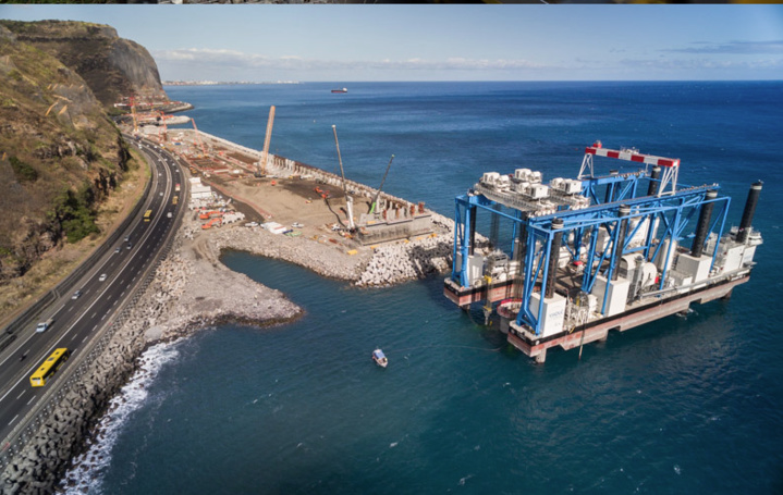 La barge Zourite star de la Nouvelle Route du Littoral