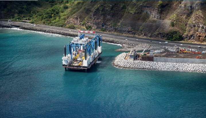 La barge Zourite star de la Nouvelle Route du Littoral La barge Zourite star de la Nouvelle Route du Littoral