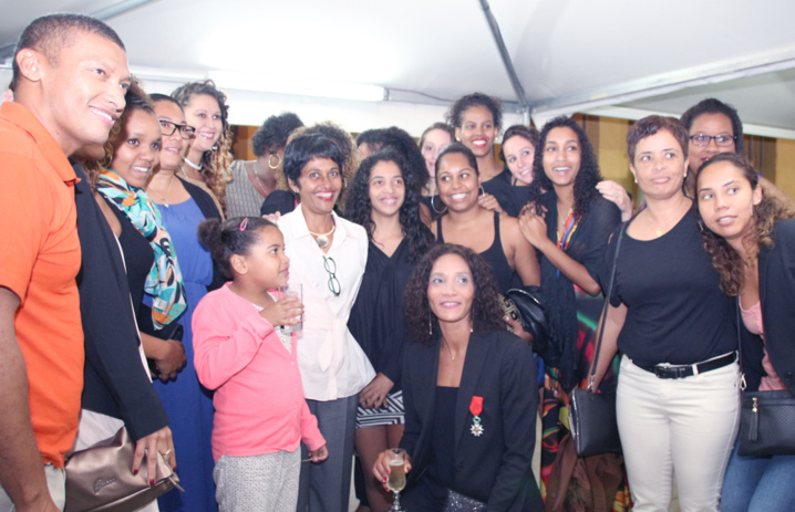 Avec toutes ses amies et le président (à gauche) du HBF Avec toutes ses amies et le président (à gauche) du HBF