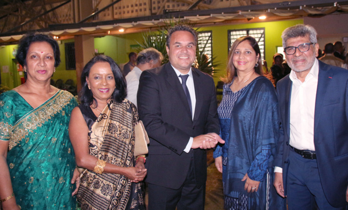 Didier Robert avec Yasmine et Adam Ravate, et des invitées Didier Robert avec Yasmine et Adam Ravate, et des invitées