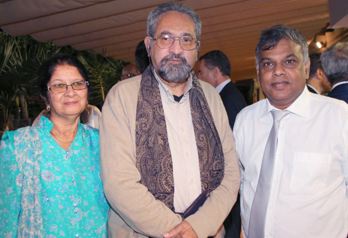 Idriss Issop-Banian, président du Groupe de Dialogue Intereligieux avec son épouse et un invité Idriss Issop-Banian, président du Groupe de Dialogue Intereligieux avec son épouse et un invité