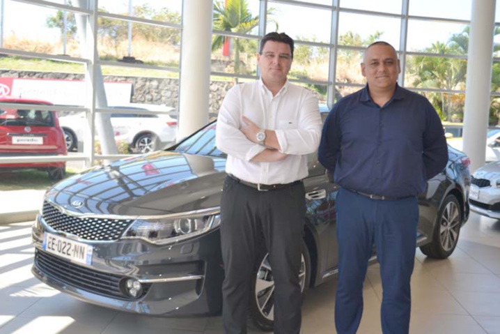Grégory Legendre et Samuel Babeuf, chef des ventes Kia Saint-Pierre