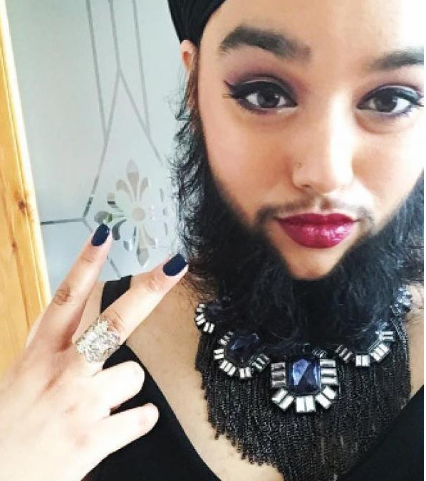 La femme à barbe la plus jeune du monde