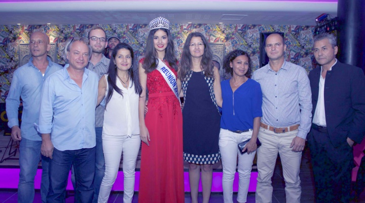 Ambre avec ses parents et leurs amis Ambre avec ses parents et leurs amis