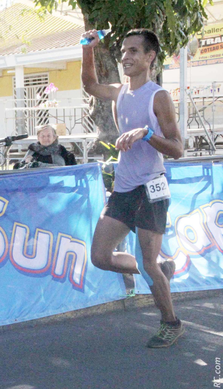 Julien Hoarau savoure une victoire bien méritée Julien Hoarau savoure une victoire bien méritée