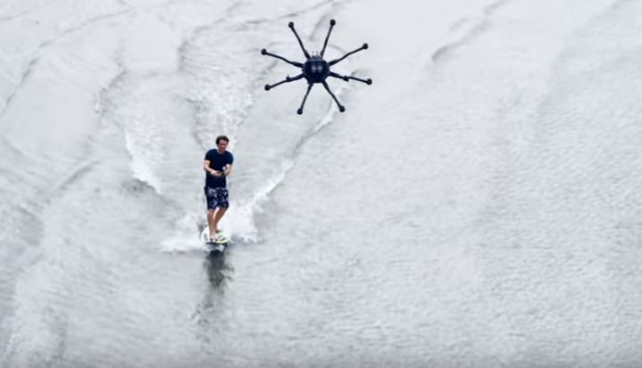 FreeFlyAtla 8 : Le drone qui tracte un surfeur FreeFlyAtla 8 : Le drone qui tracte un surfeur