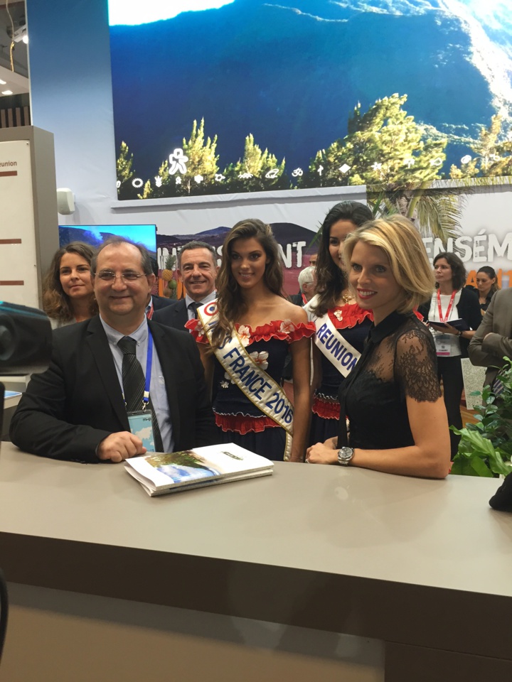La signature de la convention entre L'IRT et le comité Miss France: Stéphane Fouassin avec Sylvie Tellier, Miss France et Miss Réunion