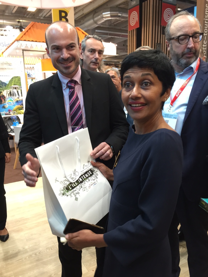 Willy Ethève, le directeur de l'IRT, a pu remettre à la Ministre un petit cadeau Willy Ethève, le directeur de l'IRT, a pu remettre à la Ministre un petit cadeau