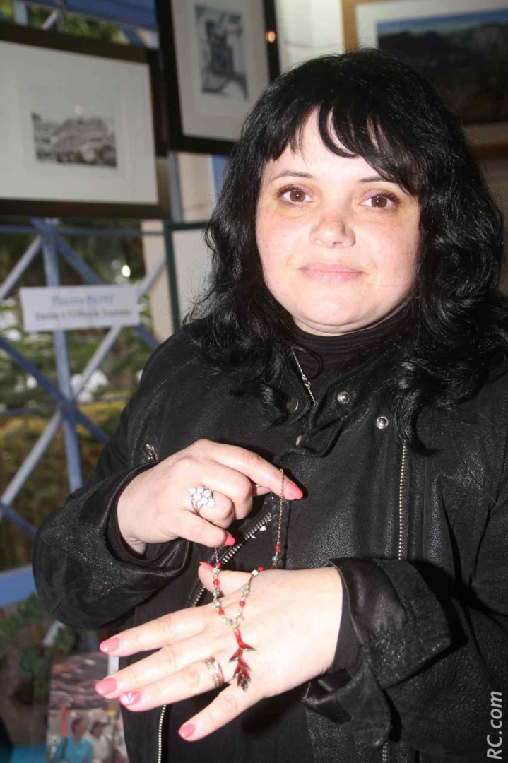 Mademoiselle « M » fabrique des bijoux avec des écailles de poissons . Fallait y penser Mademoiselle « M » fabrique des bijoux avec des écailles de poissons . Fallait y penser