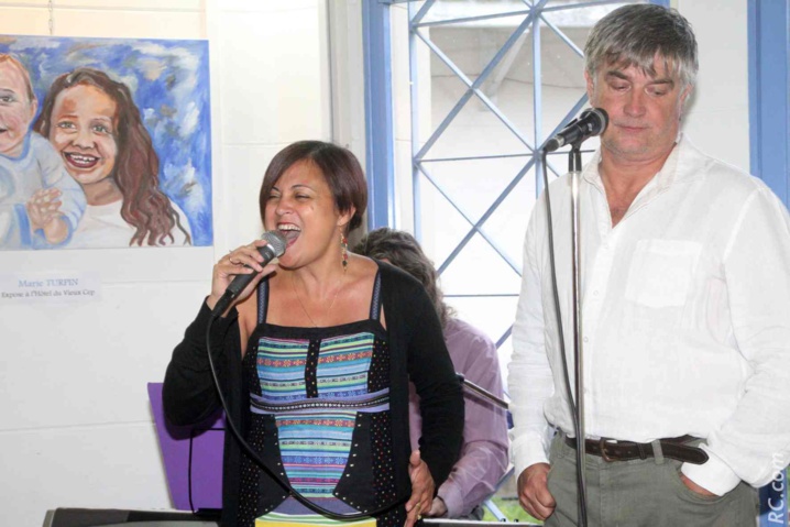 Guylène Hoarau au micro-chant pour une prestation bien applaudie. Guylène Hoarau au micro-chant pour une prestation bien applaudie.