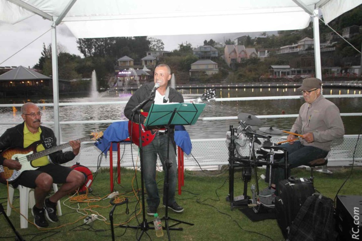 Un séga bien envoyé à la Mare à Joncs avec Jean-Luc Técher et ses dalons Un séga bien envoyé à la Mare à Joncs avec Jean-Luc Técher et ses dalons