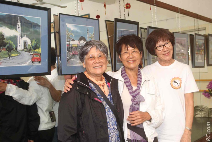 Marie-Jeanne Han Huen Chong ancienne présidente des Panthères-Club, le docteur Paule Lauriat, artiste-peintre, et Mireille devant des œuvres de Wong Wa