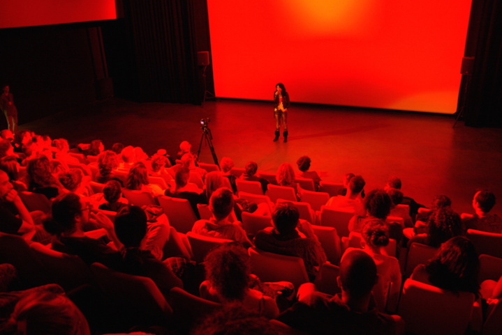 La salle de la Cité des Arts au grand complet pour cette projection La salle de la Cité des Arts au grand complet pour cette projection