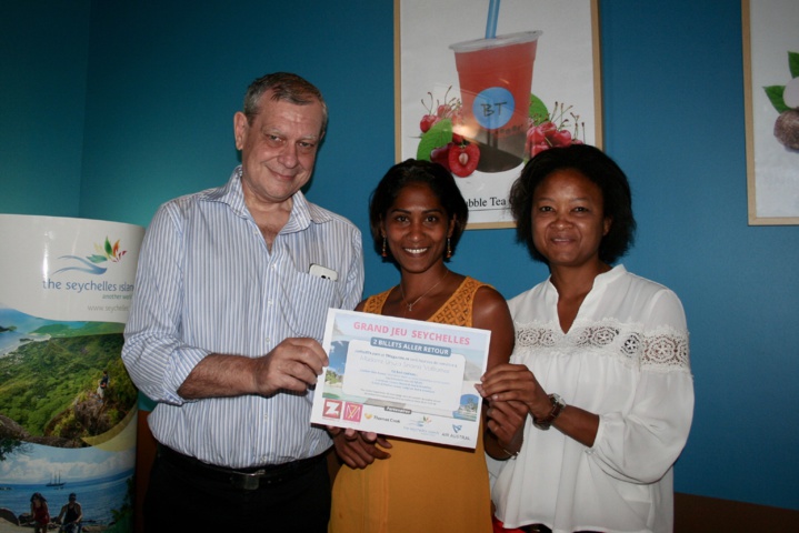 Ursula Sinama Valliamee, la grande gagnante du jeu Seychelles, entourée de Pierrot Dupuy, directeur de publication de Zinfo974 et de 7Magazine.re, et de la représentante de l'office de Tourisme des Seychelles à La Réunion, Bernadette Honoré