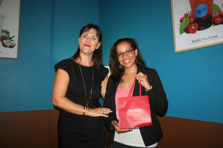 A droite, Johana Dubard, ravie de recevoir un flacon Ever Bloom A droite, Johana Dubard, ravie de recevoir un flacon Ever Bloom