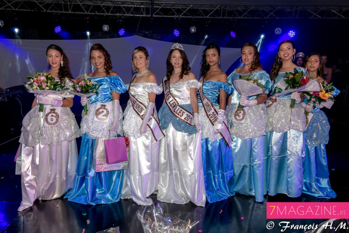 Les 8 candidates réunies à la fin du spectacle Les 8 candidates réunies à la fin du spectacle