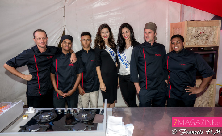 Avec l'équipe de cuisiniers du dîner Avec l'équipe de cuisiniers du dîner