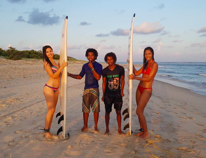 Séance de surf pour Miss Réunion à Madagascar