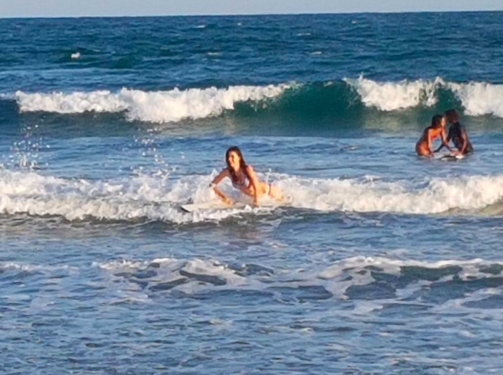 Séance de surf pour Miss Réunion à Madagascar Séance de surf pour Miss Réunion à Madagascar