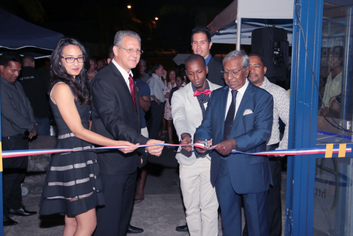 La traditionnelle coupure avec Charles-Henri Donz et Jean-Paul Virapoullé de ruban La traditionnelle coupure avec Charles-Henri Donz et Jean-Paul Virapoullé de ruban