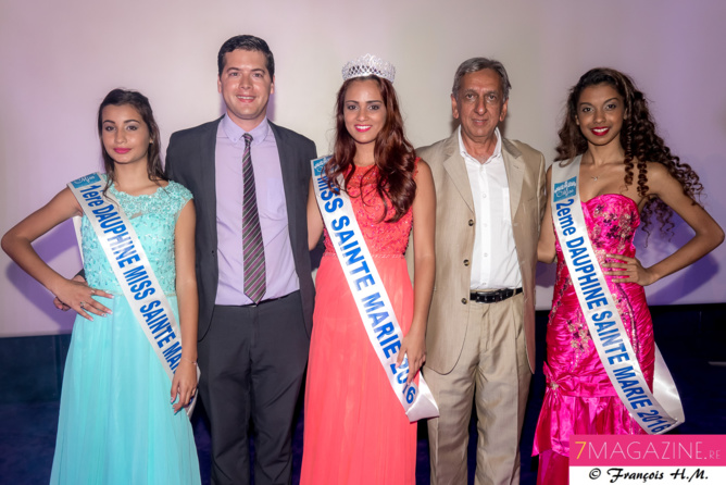 Miss Sainte-Marie et ses dauphines avec Grégoire Cordeboeuf et Aziz Patel Miss Sainte-Marie et ses dauphines avec Grégoire Cordeboeuf et Aziz Patel