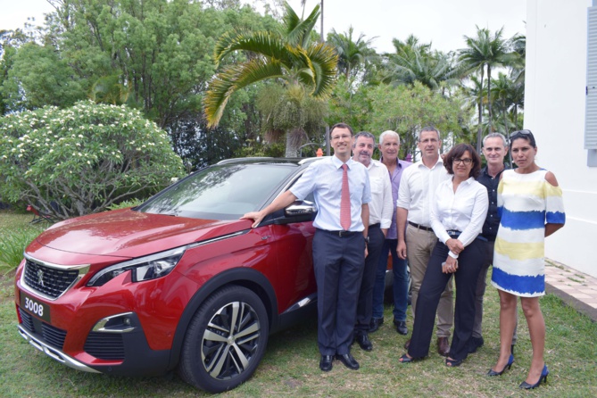 L'équipe Peugeot Réunion devant le 3008 au Domaine Moka lors du lancement officiel de l'auto