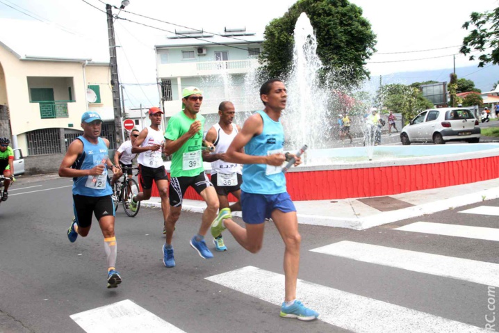 Derrière, Willy Désiré et ses compagnons de route donnent la chasse Derrière, Willy Désiré et ses compagnons de route donnent la chasse