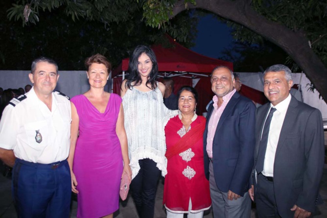 Le colonel Luc Auffret et son épouse, Azuima Issa, Rabia et Osman Badat, et Younous Ravate Le colonel Luc Auffret et son épouse, Azuima Issa, Rabia et Osman Badat, et Younous Ravate