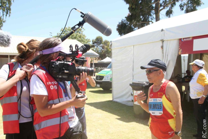 le chinois Xie, 90 ans : la presse lui a couru après lors de ses différentes courses. le chinois Xie, 90 ans : la presse lui a couru après lors de ses différentes courses.
