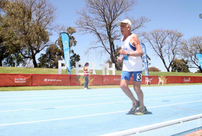 Christian est en train de remporter le 10 000m sur le stade de Ern, sous un soleil de plomb. Christian est en train de remporter le 10 000m sur le stade de Ern, sous un soleil de plomb.