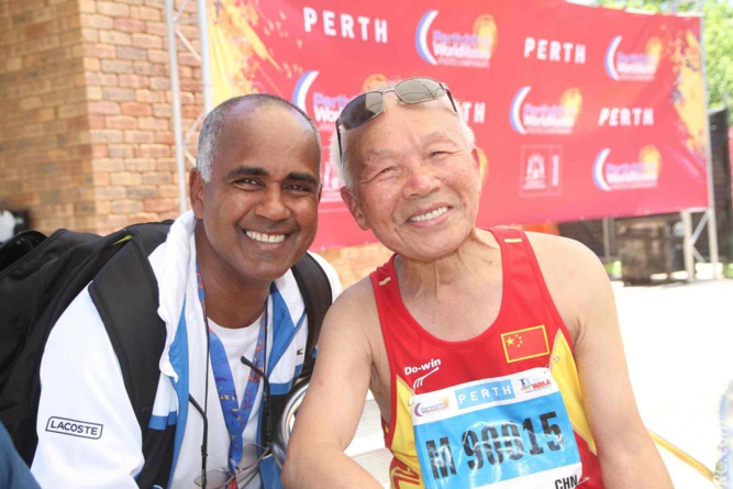 Jean-Pierre Vee admiratif devant les performances réalisées par Xie, 90 ans, bon pied, bon œil Jean-Pierre Vee admiratif devant les performances réalisées par Xie, 90 ans, bon pied, bon œil