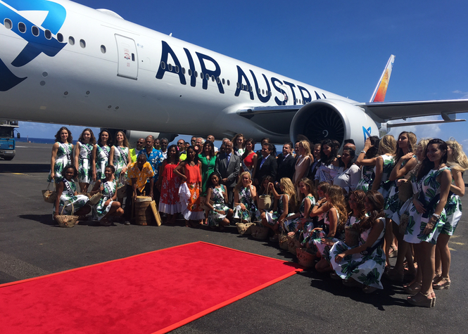 Les 30 Miss régionales posent le pied sur le tarmac de Gillot en compagnie du président de Région et du pdg d'Air Austral (Photo : Laurence Gilibert)