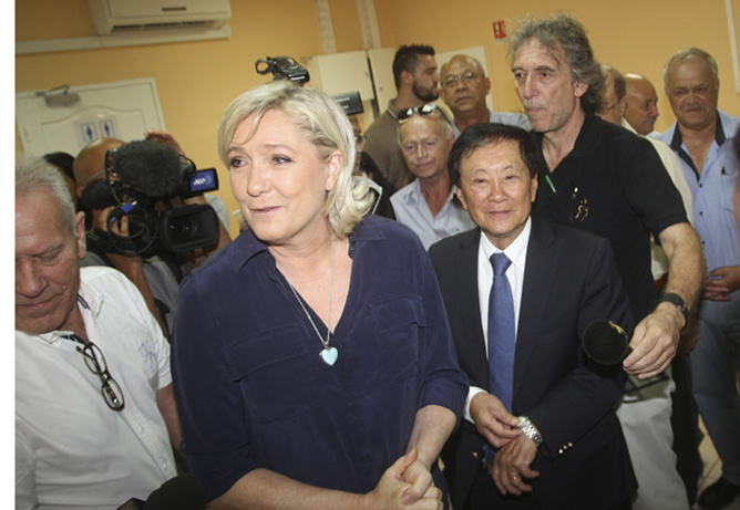 TAK visiblement très content d'accueillir Marine Le Pen