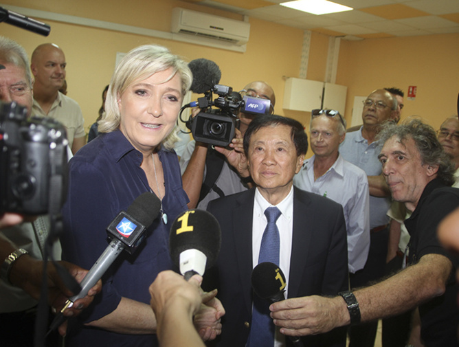 Marine Le Pen à la Mairie du Tampon Marine Le Pen à la Mairie du Tampon