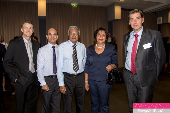 Patrick Pierlot, Marc Lelcerc, Alexandre Hedoux, et un couple client de la Banque Postale Patrick Pierlot, Marc Lelcerc, Alexandre Hedoux, et un couple client de la Banque Postale