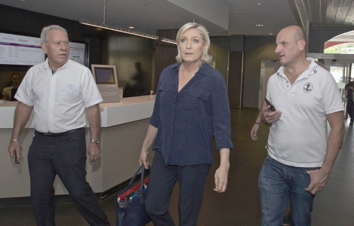 Arrivée au Créolia avec son staff Arrivée au Créolia avec son staff